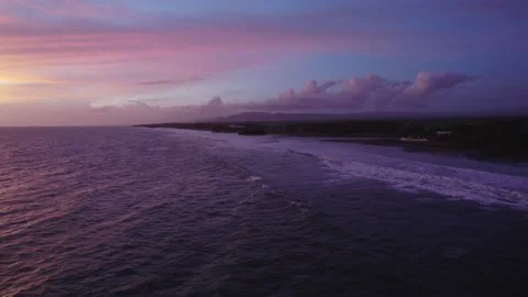 Serene Ocean Waves at Sunset with Dramatic Sky Landscape Wideshot 库存影片 237521504