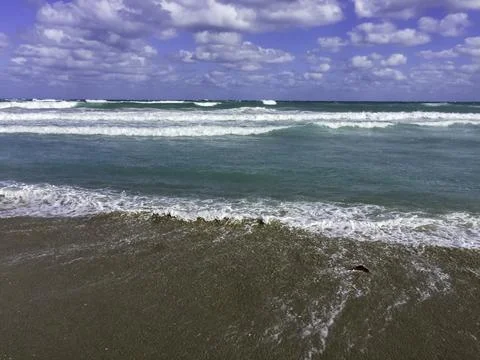 Serene Ocean Waves Under a Cloudy Sky Foto stock