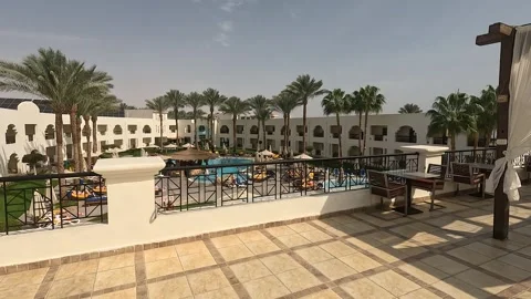 A Serene Poolside View at a Luxurious Resort with Lush Palm Trees and Relaxation 库存影片 330103507