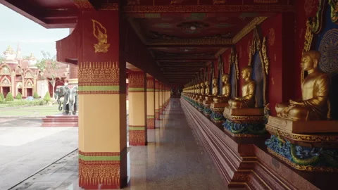 Serene POV Glide Through the Endless Gallery of Golden Buddha Statues at Wat Vídeo Stock 334677548