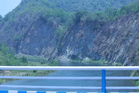 Serene River with Cliffside Vegetation Fotos de archivo