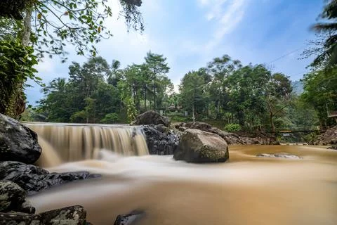 Serene River Flow After Rainfall. Long Exposure Water Magic. Foto stock