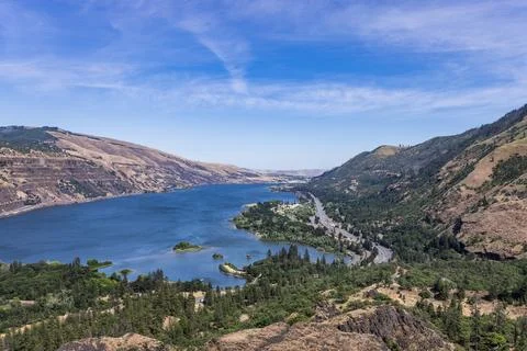 Serene river winds through forested hills Fotos Stock