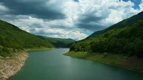 Serene river winds through lush green valley. Zavoj Lake, Serbia Vídeos de archivo 337491212