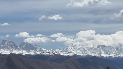 Serene Sea of Clouds Rolling Around Mount Gongga Timelapse 動画素材 334713153