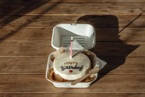 Serene setting and straightforward presentation of the cake symbolize a no Stock Photos