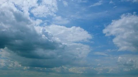 A Serene Sky with Beautiful Cloud Patterns Gracefully Floating Overhead in the A Foto stock