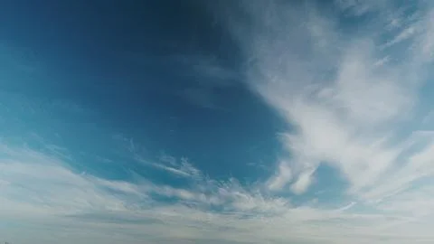 A Serene Sky Displaying Wispy Clouds at Dusk, Enveloping the Evening in Peaceful 스톡 사진
