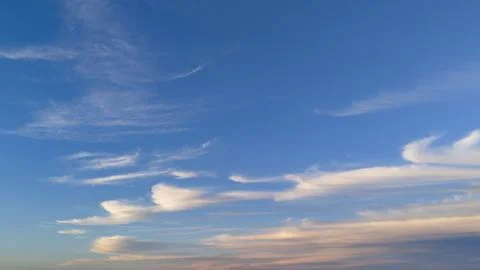 A serene sky showcasing soft clouds and a vibrant blue backdrop. Perfect for Foto stock