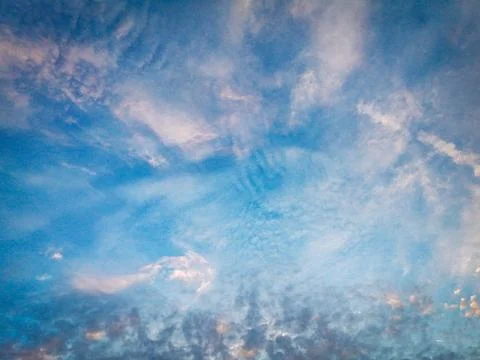 Serene Sky with Soft Cloud Patterns Foto stock