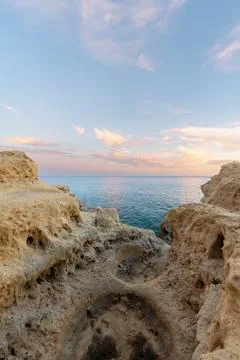 Serene Solitude at Sunset: A High-Angle, Vertical Shot of a Light-Colored Rocky Fotos de archivo