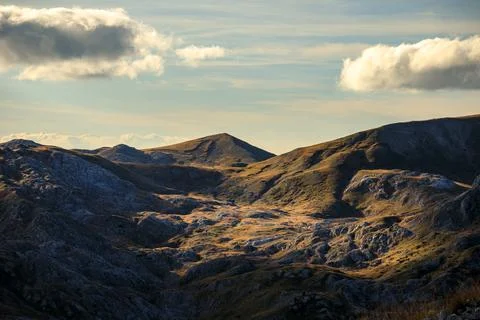 Serene Sunrays Over the Mountain Foto stock