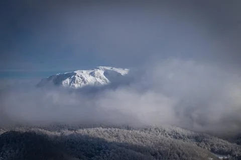 Serene Sunrays Over the Mountain Foto stock