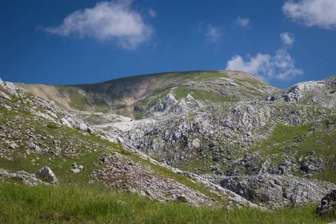 Serene Sunrays Over the Mountain Foto stock