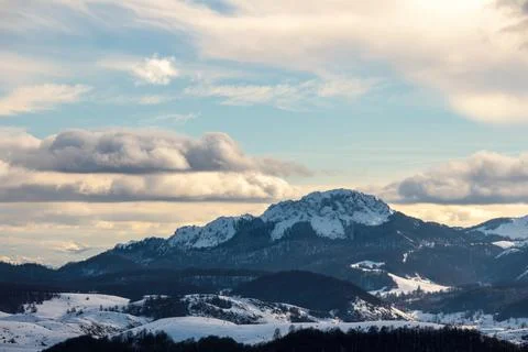 Serene Sunrays Over the Mountain Foto stock