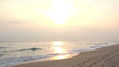 Serene Sunrise Waves with Authentic Ocean ASMR (4K, Real Ocean Sound) Vídeos de archivo 330443580