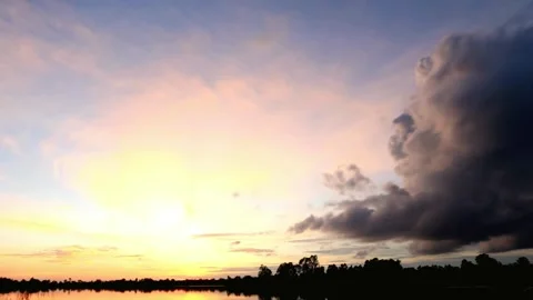 Serene Sunset Landscape with Dramatic Cloudscape and Water Reflection Stock-Footage 310922182