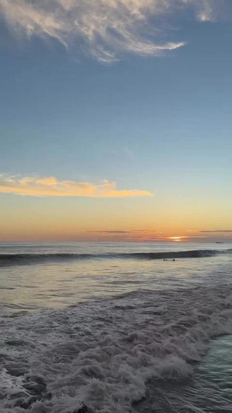 Serene Sunset Ocean Waves and Sandy Beach Shoreline 库存影片 341319235