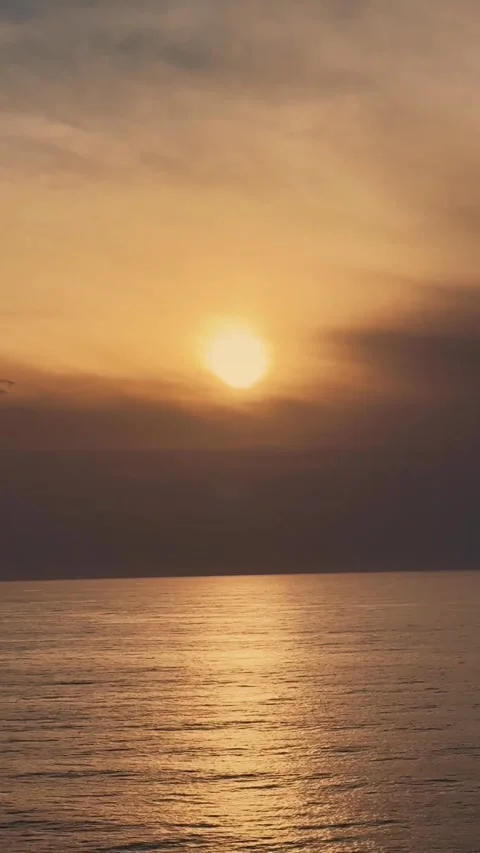 Serene Sunset Over a Calm Ocean Horizon 库存影片 338034377
