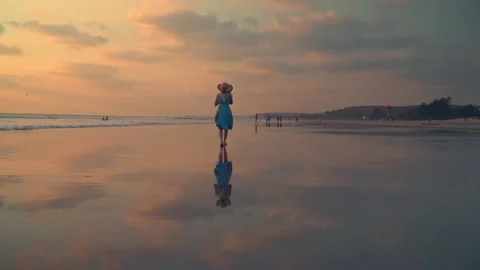 Serene Sunset Stroll: Slow-Motion Beach Footage 스톡 동영상 237860387