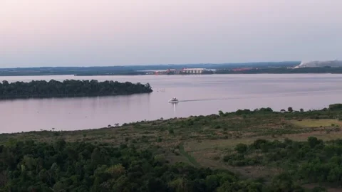 Serene sunset view of a catamaran gliding along the Paraná River, Argentina Vídeos de archivo 322089489