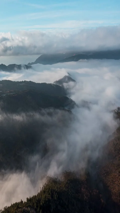 Serene Timelapse of Clouds Flowing Over Majestic Mountain Peaks 库存影片 332981770