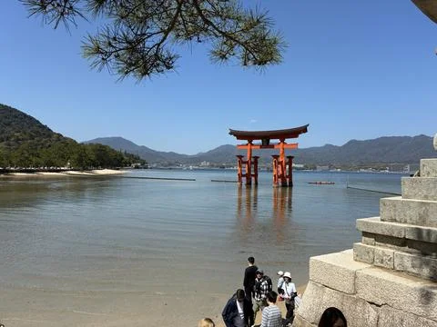 A serene view of the iconic floating Torii gate of Itsukushima Shrine 스톡 사진