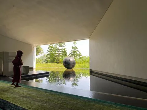 A serene view from inside a modern mosque in indonesia, featuring a reflect.. Stock-Fotos