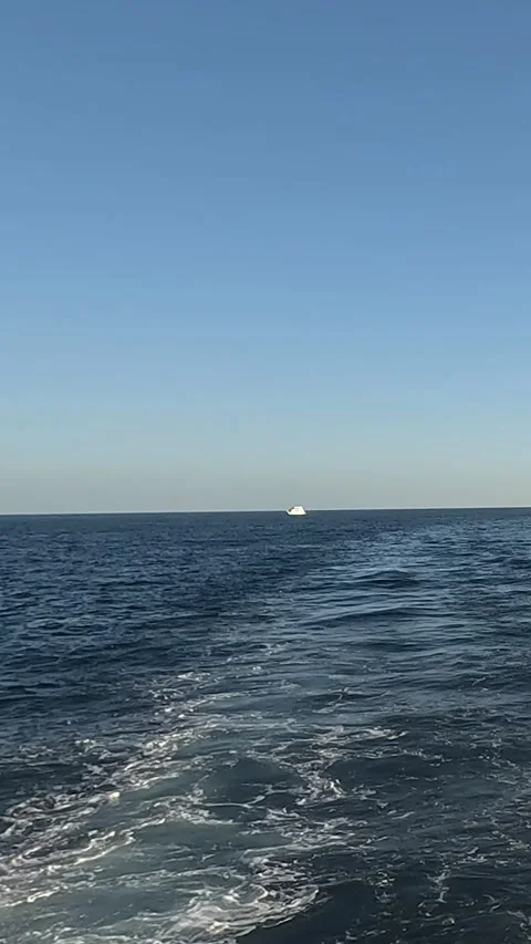 A Serene View of Open Waters with Gentle Waves Under a Clear Blue Sky, 库存影片 331279484