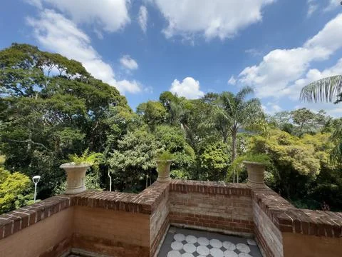 Serene View from a Rustic Balcony Overlooking Lush Greenery Foto stock
