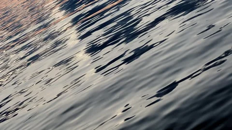 The Serene Water Reflection at Dusk Creates a Beautiful and Peaceful Scene Vídeo Stock 290043124