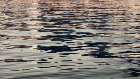 The Serene Water Reflection at Dusk Creates a Beautiful and Peaceful Scene 库存影片 290043150