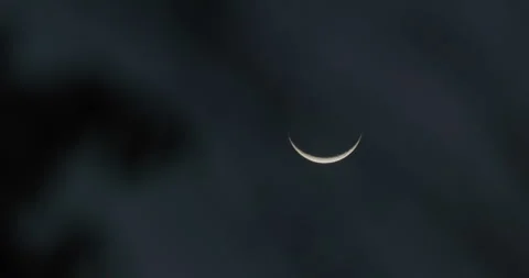 Serene Waxing Crescent Moon in Twilight Sky with Passing Clouds 库存影片 342813652
