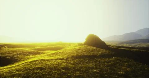 Serenity in the golden light over rolling hills during dusk hours Ilustração Stock