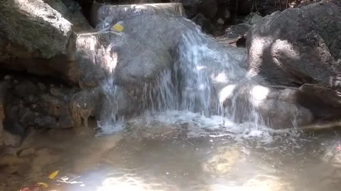 Serenity at the Hidden Waterfall Stream Vidéo 333076778