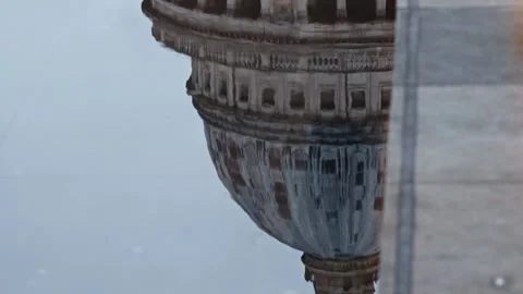 Serenity of St. Paul's Cathedral Reflected in Water Видео 329475708