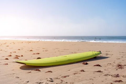 Serf board on the beach. View of nice Atlantic ocean beach with sand ,blue se Foto stock