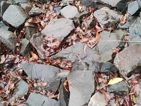 A series of split stones can be used to decorate the edge of a pool Foto stock