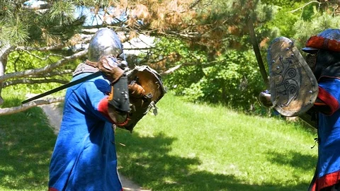 With a series of sword attacks, the knight breaks through the opponent’s defense Stock-Footage 122080024