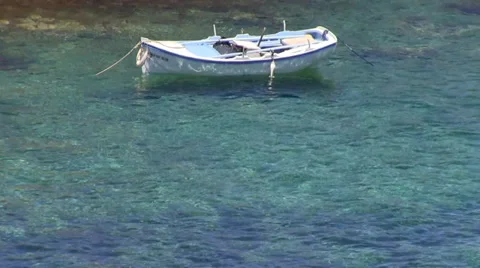 Serifos , Greece - a small boat rolling in the sea 库存影片 37179833