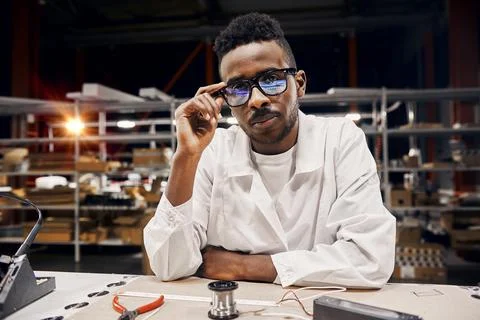 Serious african engineer working at factory Foto stock