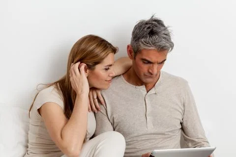Serious couple using the ipad Stock-Fotos