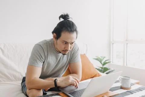 Serious creative man work in his home office apartment. Фото