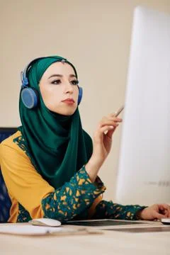 Serious female software developer Foto stock