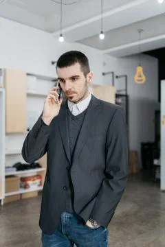 Serious man with elegant jacket talking on phone Foto stock