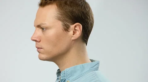 Serious man points to the camera Видео 42240618