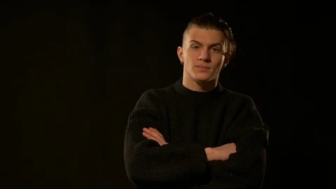 Serious man posing in the studio 库存影片 72278624