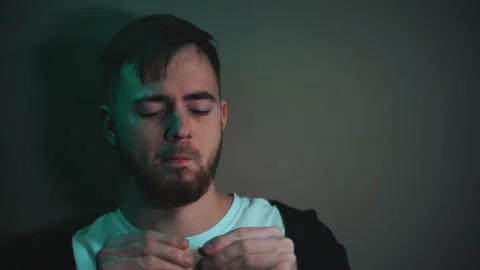 Serious man rolls up dollar bill instead of cigarette Vidéo 147463926