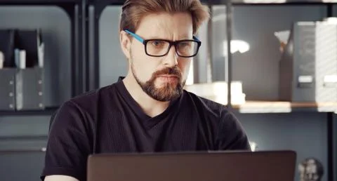 Serious man using laptop Foto stock