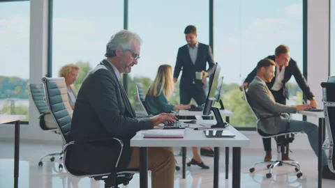 Serious man working on computer Vídeos de archivo 164584552